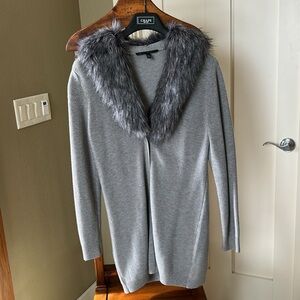 Ladies, knee length sweater with detachable faux for collar